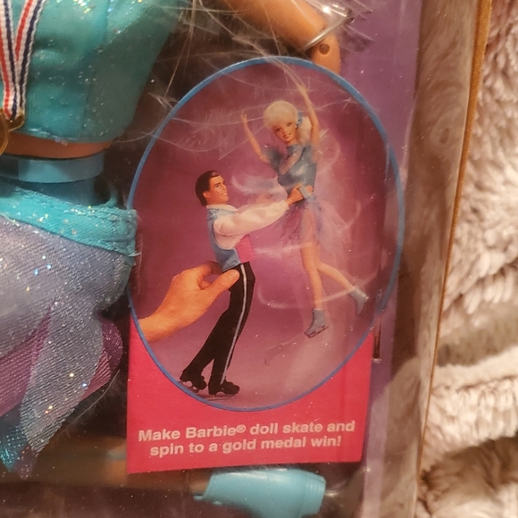 Mattel Barbie 1997 OLYMPIC USA SKATER #18501 SPIN & SKATE Tara Lipinsky NRFB - Picture 4 of 9